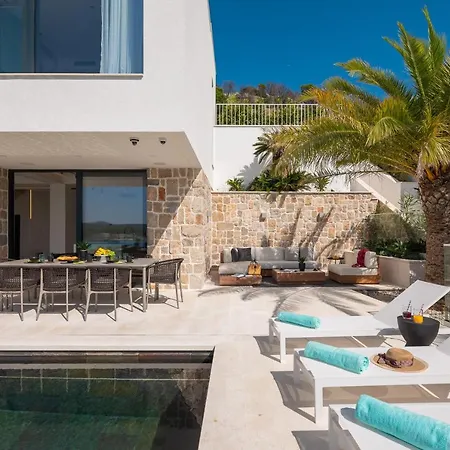 Luxury Diamond Two With Pool Villa