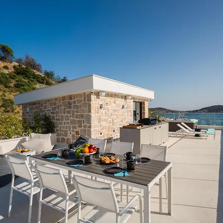 Luxury Diamond Two With Pool Podglavica