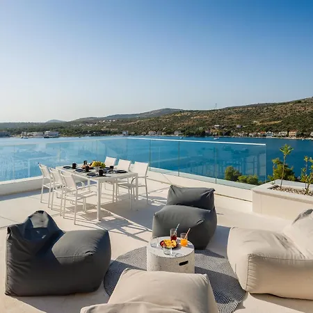 Luxury Diamond Two With Pool Podglavica