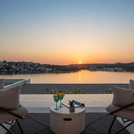 Luxury Diamond Two With Pool Podglavica