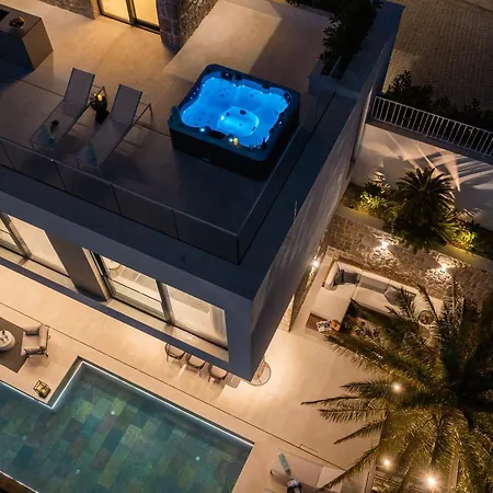 Luxury Diamond Two With Pool Podglavica